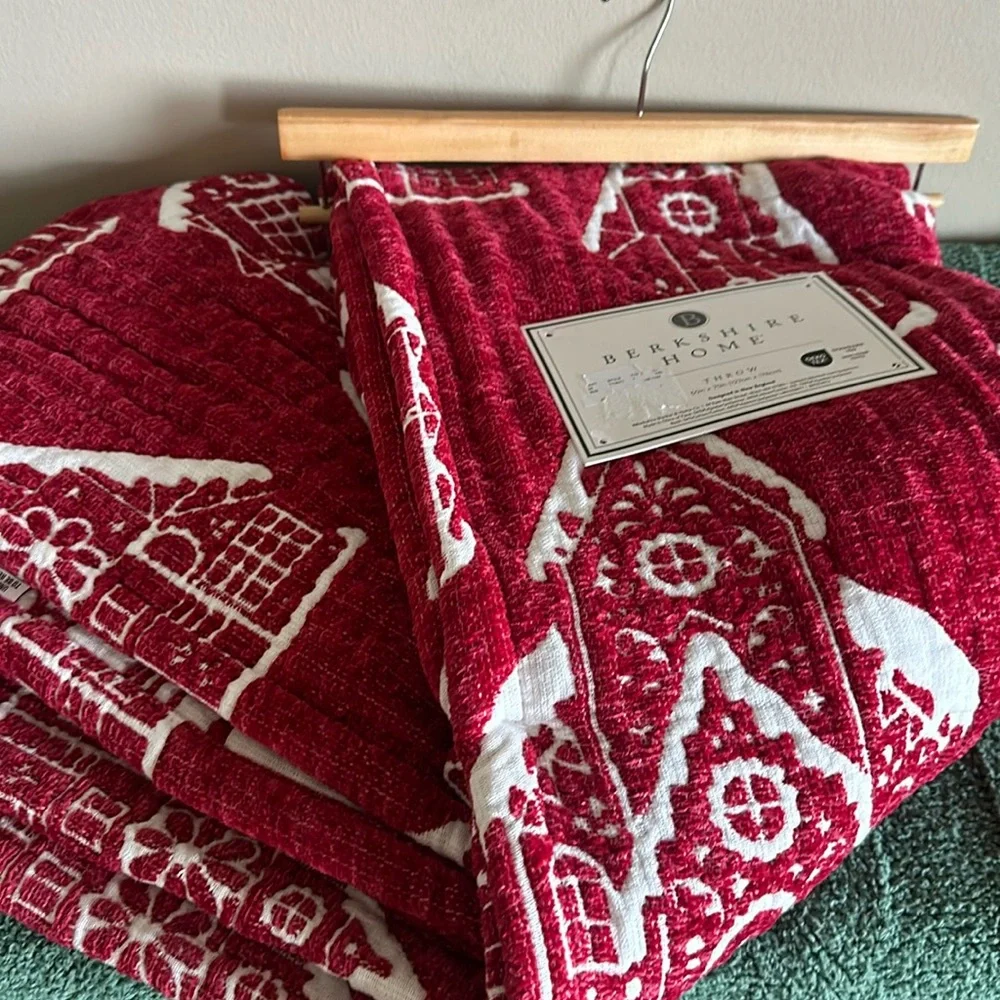 Berkshire Home Holiday Gingerbread Throw Blanket Red & White NEW